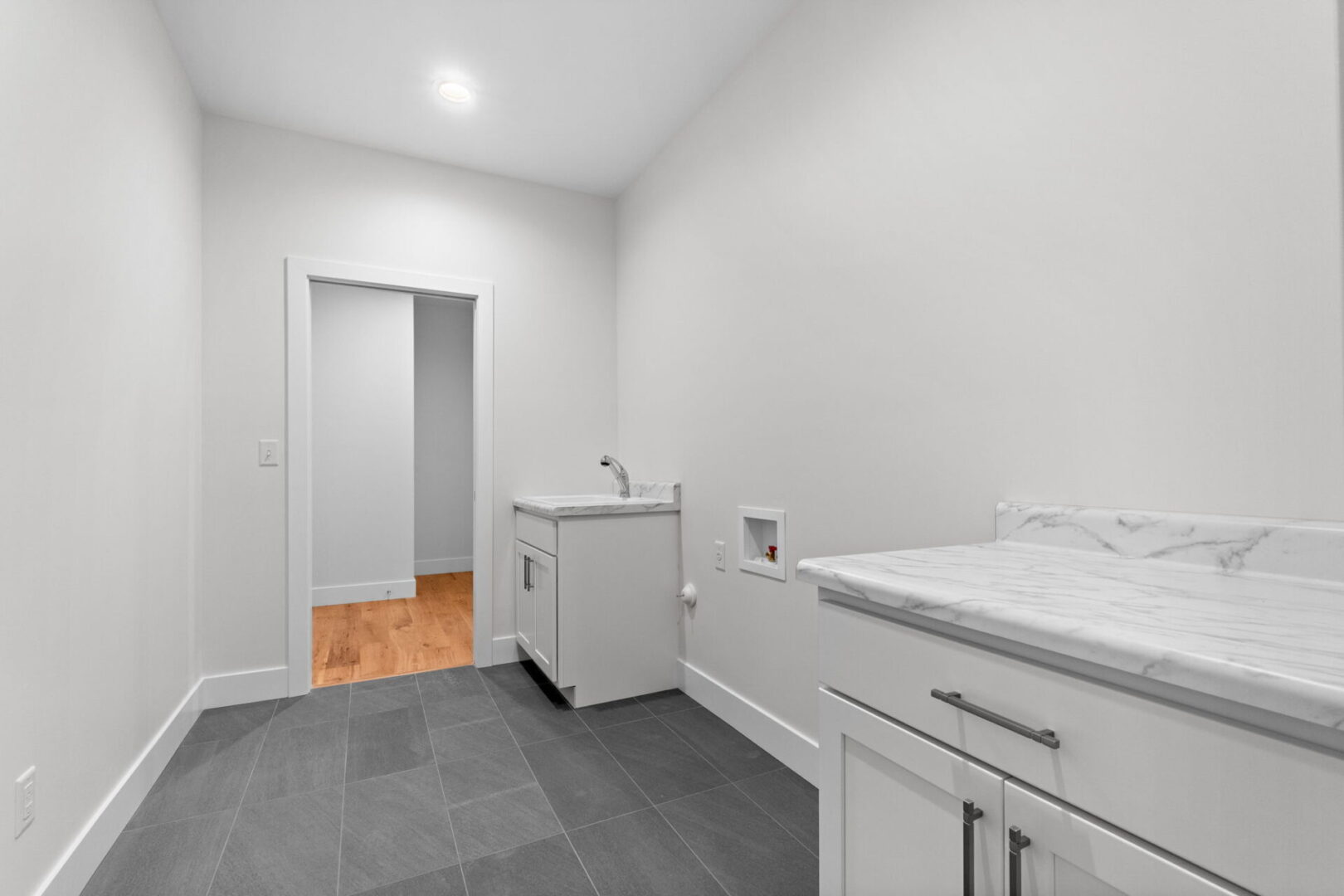 Laundry with a basin and a metallic rack near the wall